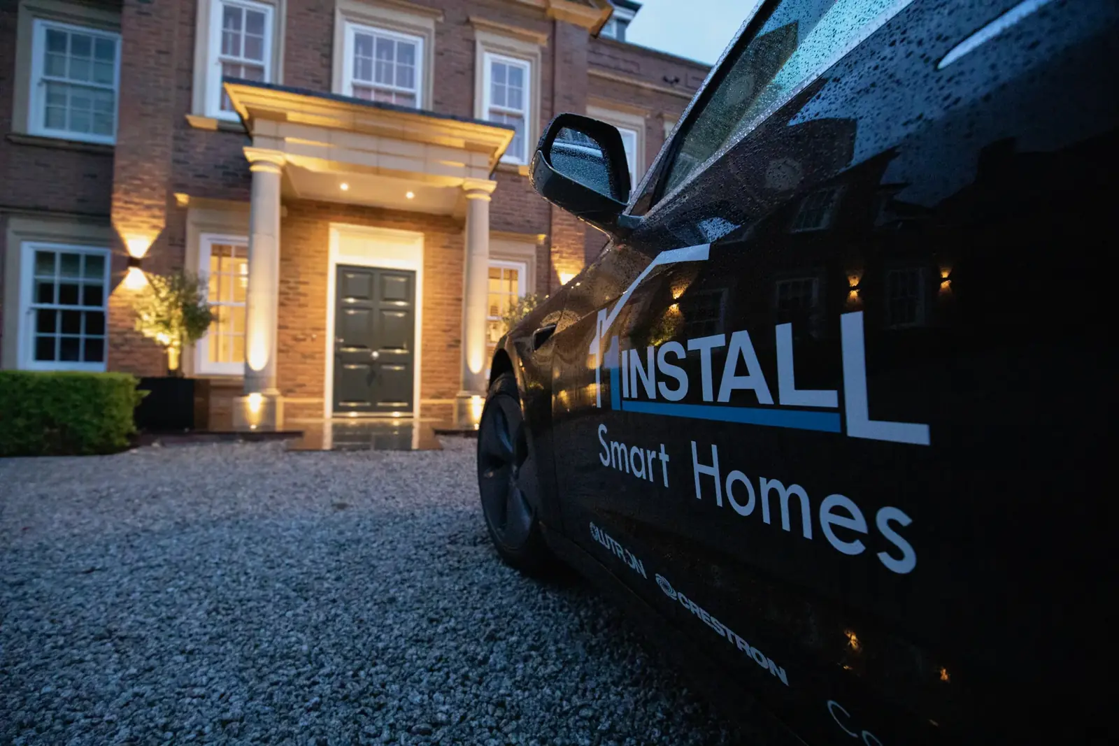تركيب المنازل الذكية في دبي: صورة توضيحية لمركبة مهندسي 1Install خارج مسكن عميل عند الغسق
